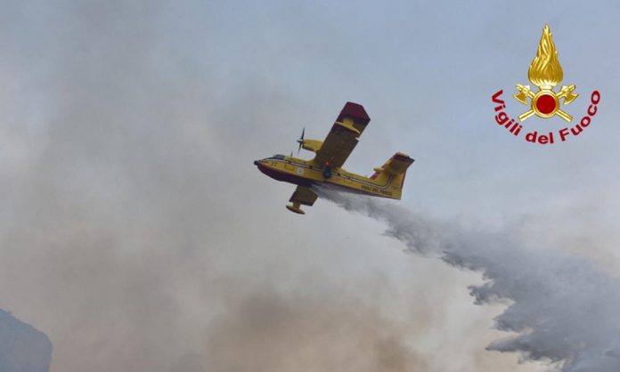 Vigili del fuoco spengono incendi