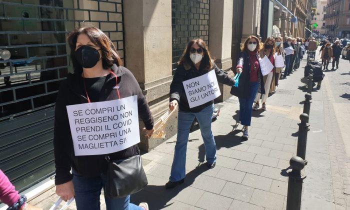 Flash mob delle mutande a Napoli
