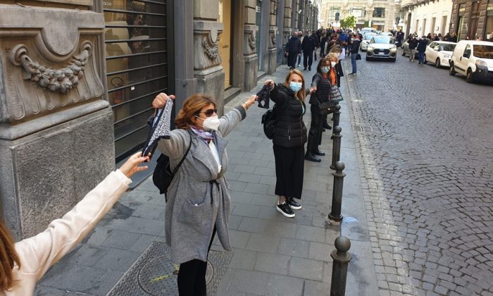 Flash mob delle mutande a Napoli