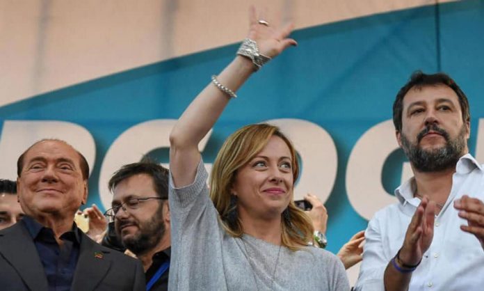 Silvio Berlusconi (a sinistra), Giorgia Meloni (al centro) e Matteo Salvini (a destra)