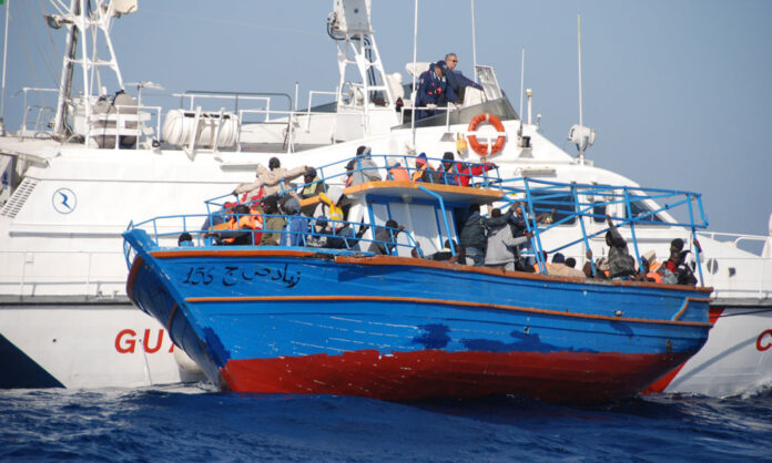 Un soccorso di migranti della guardia costiera