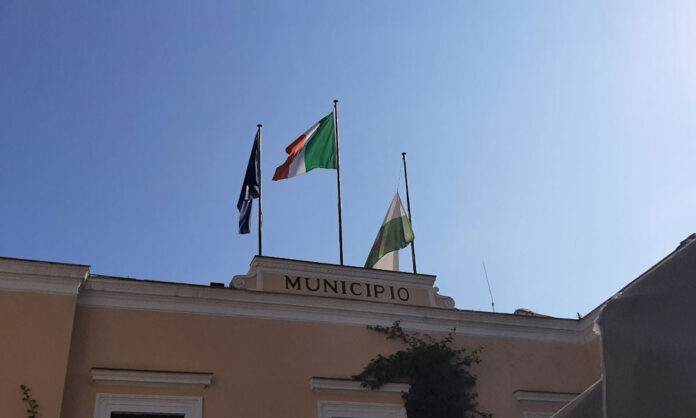 Bandiere a mezz'asta a Capri