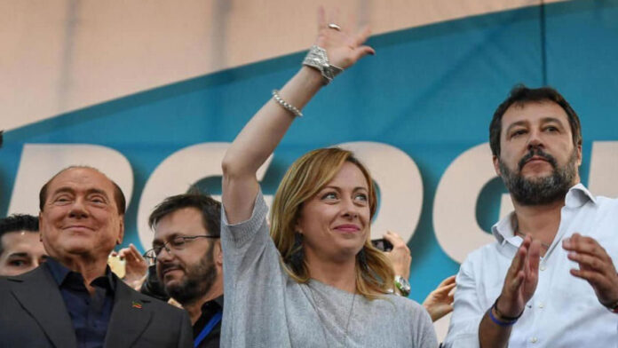 Silvio Berlusconi (a sinistra), Giorgia Meloni (al centro) e Matteo Salvini (a destra)