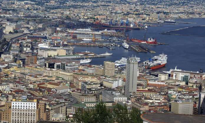 Il porto di Napoli