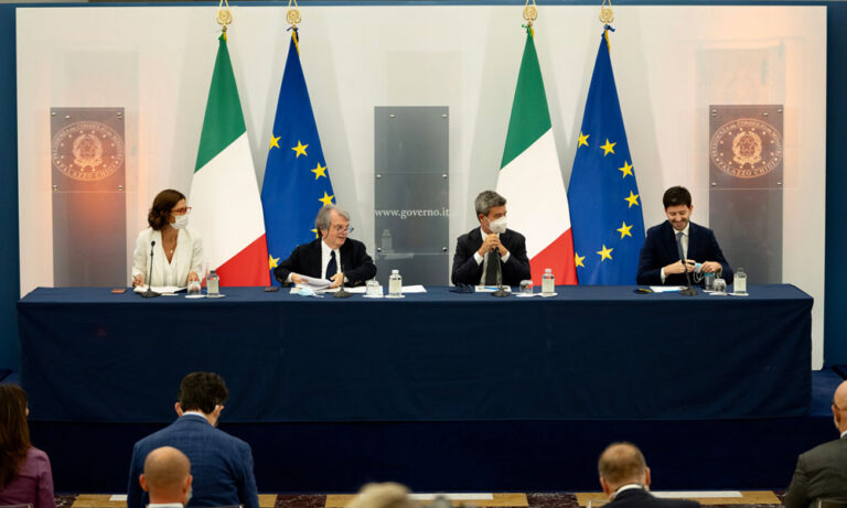 Più green pass per tutti. Il governo vara il decreto, dal 15 ottobre chi vorrà lavorare dovrà mostrare il pass