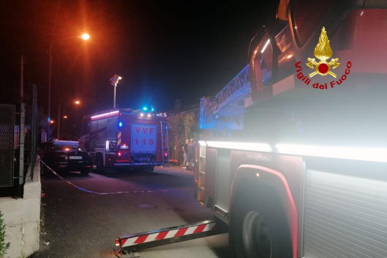 Ruba in azienda e cade nel canale: ladro maldestro salvato da pompieri