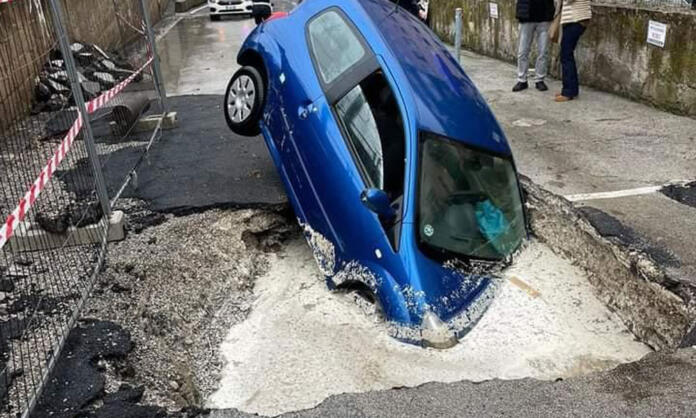 Maltempo, auto cade in una voragine a Napoli: salvo conducente