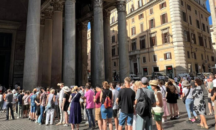 Turisti in fila al Pantheon (foto Mic)