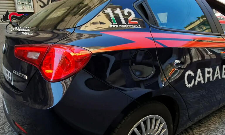 Picchia e minaccia l’ex moglie davanti al figlio: arrestato a Portici