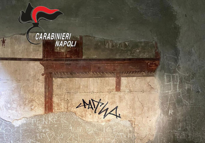 «Firma» un muro negli Scavi di Ercolano, denunciato